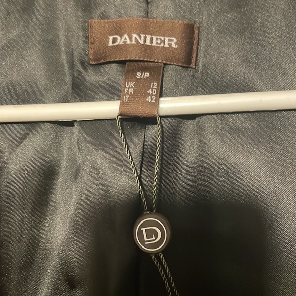 Danier woman’s premium leather jacket - Picture 5 of 5